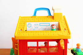 Vintage Fisher Price school huis met speeltuin. Origineel retro speelgoed