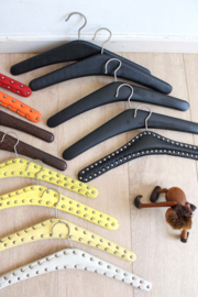 13 vintage kledinghangers van skai leer. Set retro kleerhangers o.a. met studs