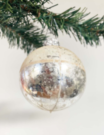 Glazen vintage kerstbal, creme. Antiek zilveren kerstornament