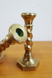 Twee goudkleurige vintage kandelaars. Twee messing kaarsenhouders