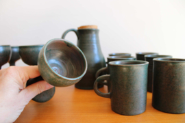 13 - delige set stenen vintage bekers , karaf en wijnglazen. Aardewerk vintage servies