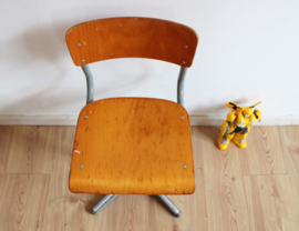 Vintage schoolstoel. Industriële retro stoel, zithoogte 42 cm.