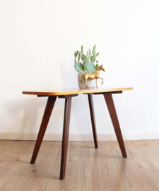 Houten vintage bijzettafel. Mid Century retro design tafeltje