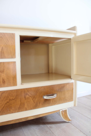 Vintage commode uit de jaren 60. Houten retro kast met uitschuif plankje