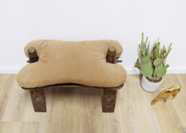 Vintage kamelenzadel kruk met bruin kussen. Houten Boho voetenbankje