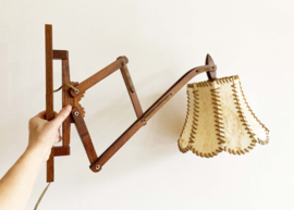Vintage harmonica lampje voor aan de wand. Houten retro design lamp.