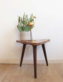 Vintage bijzettafel in driehoek vorm, opknapper. Houten retro tafeltje