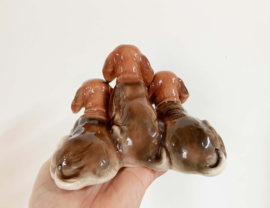 Keramieken vintage honden beeldje. Retro sculptuur met 3 cockerspaniël  puppy's