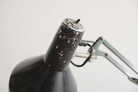 Zwarte vintage bureaulamp met zwenk arm. Industriele retro design lamp