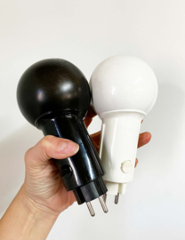 Zwart vintage stekkerlampje. Retro design lamp / stopcontact spotje