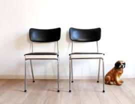 Set vintage diner stoelen met zwart skai leer. Retro stoeltjes