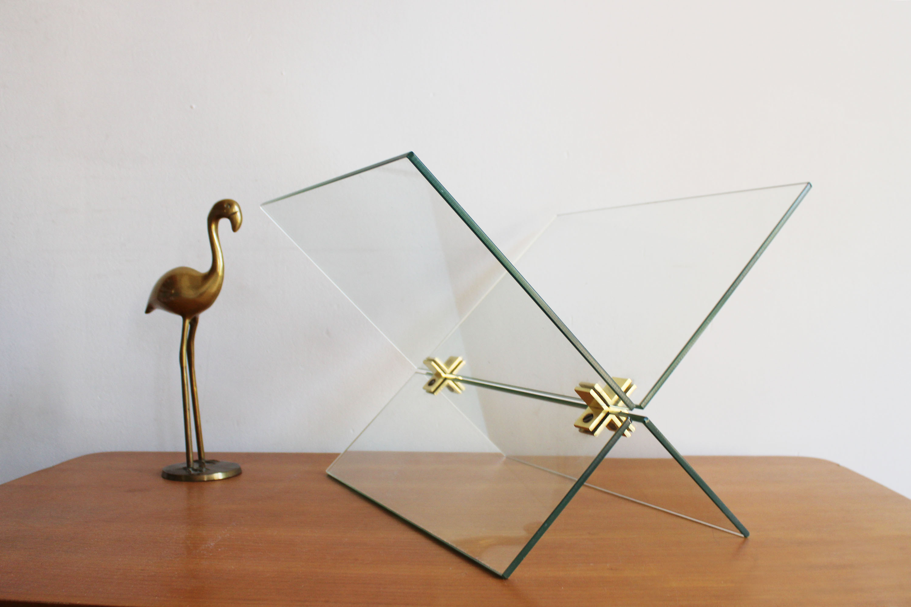 Glazen vintage boekenstandaard met goudkleurige details. Retro lectuurhouder
