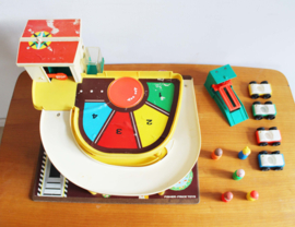 Vintage Fisher-Price garage met auto's en poppetjes.