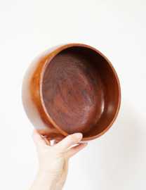 Houten vintage kom, schade aan rand. Ronde teakhouten retro schaal