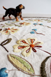 Handgemaakt vintage tafelkleed. Rond retro kleed met geborduude bloemen