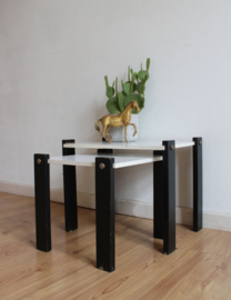 Zwart - witte vintage mimiset. Twee retro tafeltjes / nesting tables