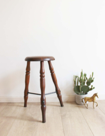 Houten antieke kruk met metalen verbinding. Oude vintage kruk - Lacemaker's Stool