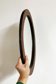 Ovale vintage spiegel in houten lijst. Retro wandspiegel