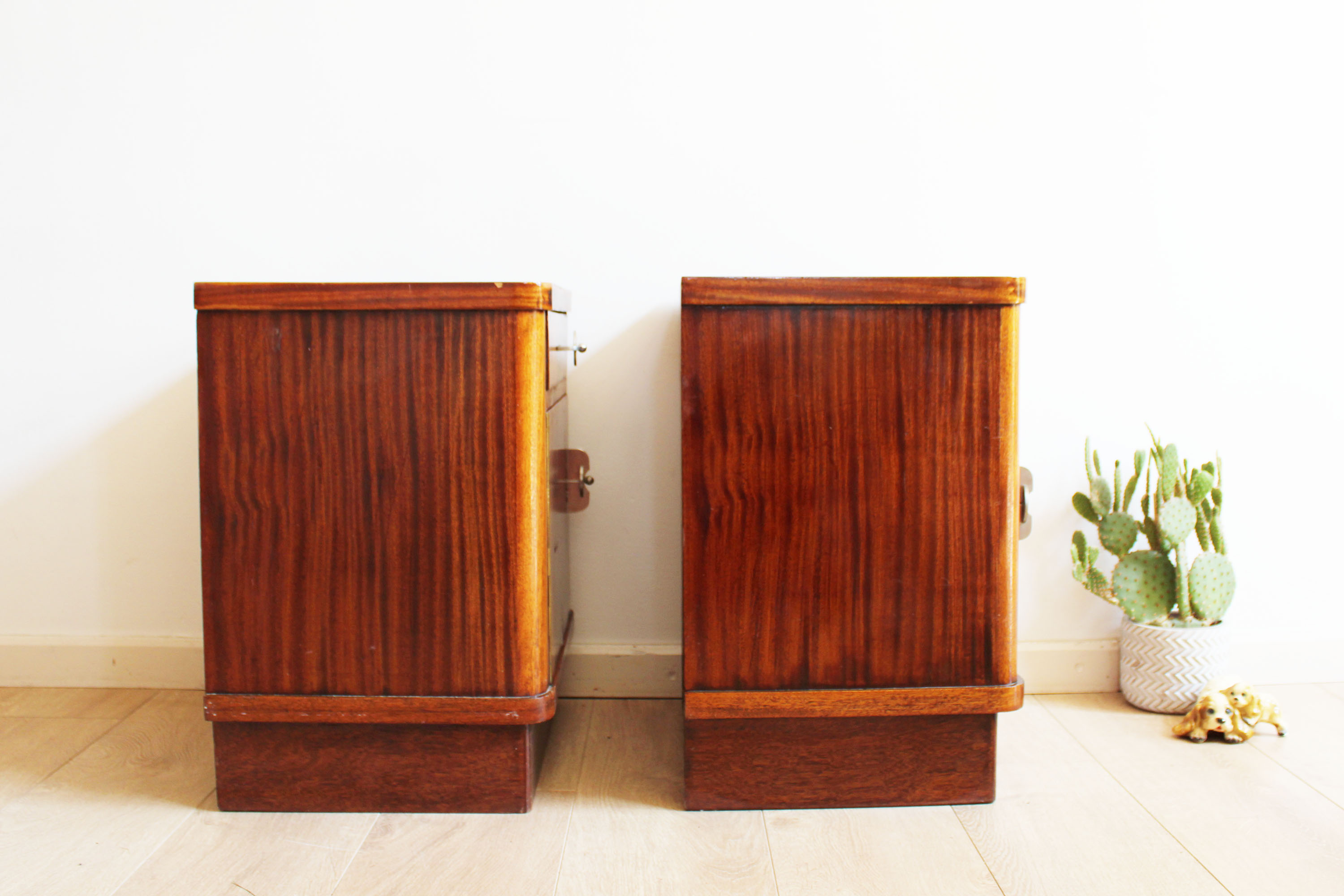 Set houten vintage nachtkastjes. Twee Art Deco stijl retro kastjes