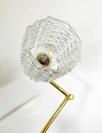 Goudkleurig vintage wandlampje met glazen kap. Hollywood Regency stijl lamp