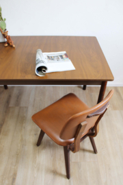 Stevige vintage tafel op houten poten. Retro eettafel.