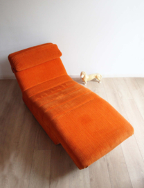 Oranje vintage lounge fauteuil. Retro design daybed / chaise longue