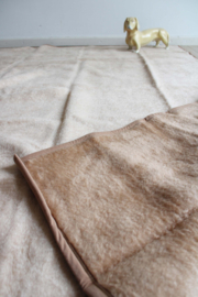 Bruin / beige retro deken van dralon. Eenpersoons vegan sprei/plaid.