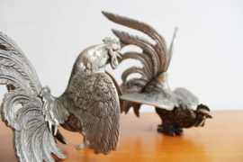 Prachtige vintage kemphanen / vogels. Set vechtende hanen. verzilverd?