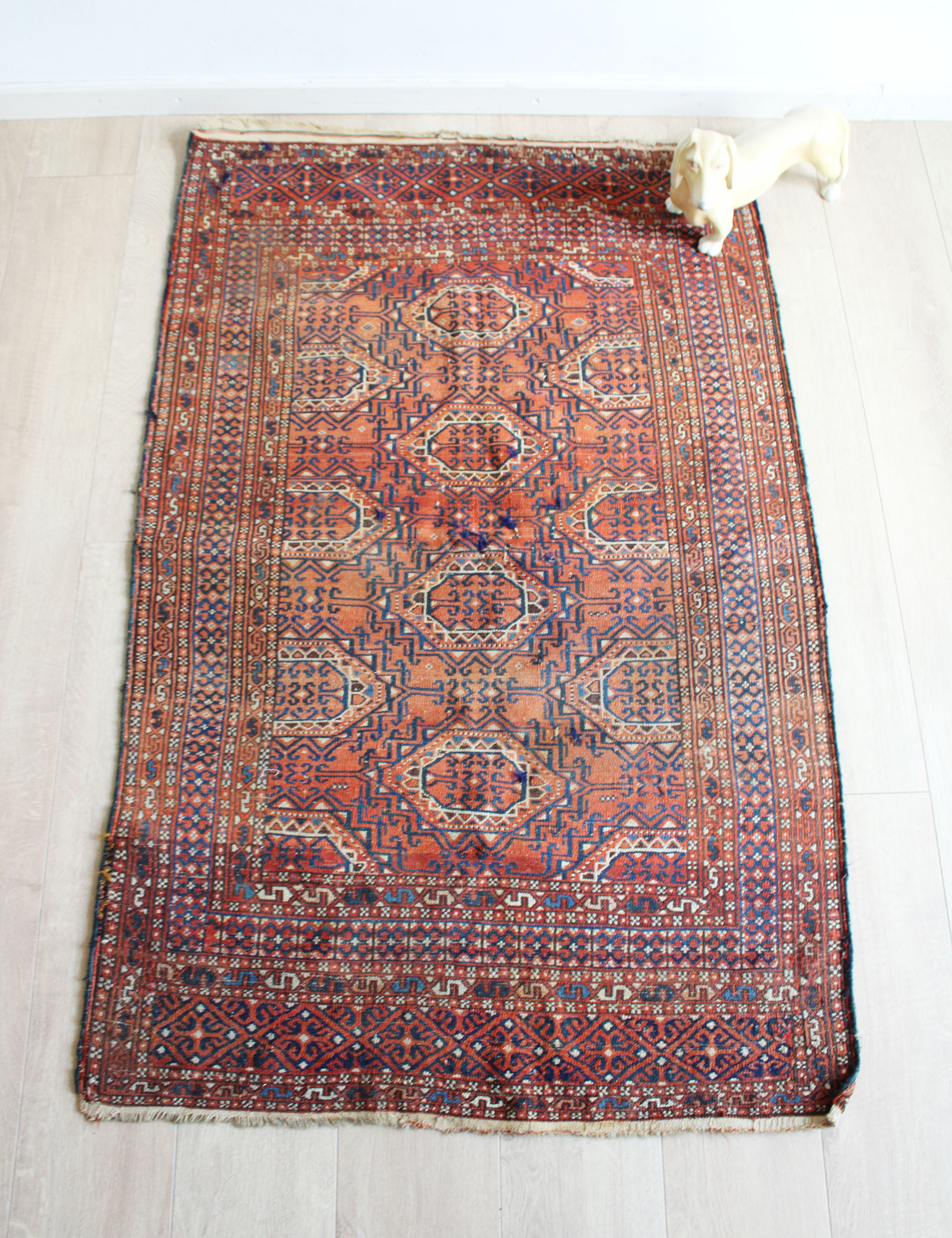 Handgemaakt vintage kleed. Uniek Oosters tapijtje, verkleurd