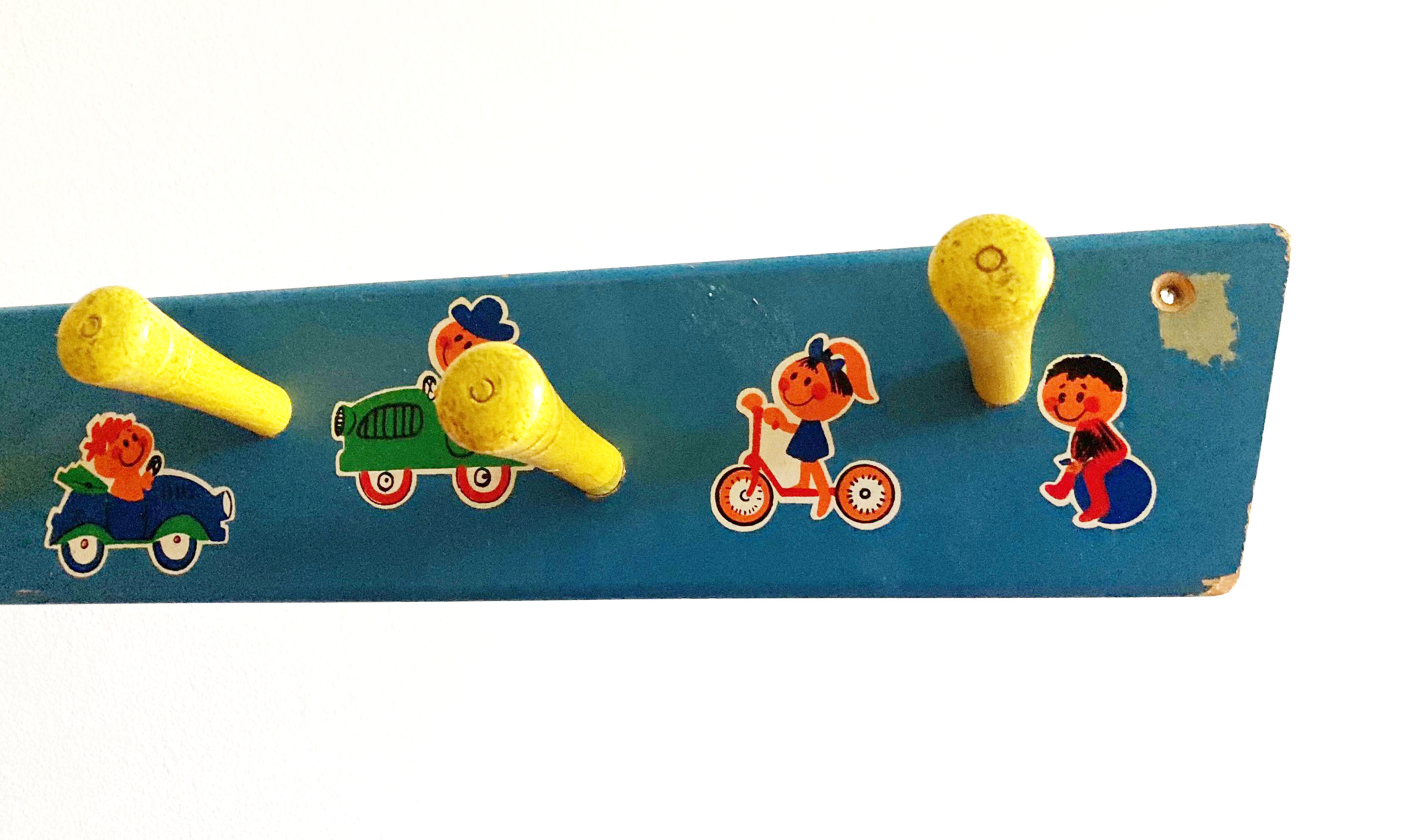 Blauwe vintage kapstok met gele haken. Houten retro kapstokje voor kids