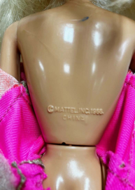 Vintage Barbiepop met roze outfit. Retro speelgoed pop, jaren 90.