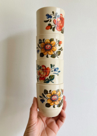 Set vintage Emsa bekers met bloemen. Retro campingservies - mokken