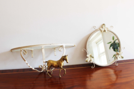 Vintage spiegel met bloemen en glazen plankje. Romantisch wandspiegel met planchet