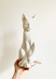 Groot wit keramieken beeld van een poes. Vintage katten beeld