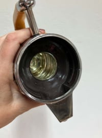 Vintage thermoskan, gewikkeld in rotan. Retro koffiepot, Zweeds?
