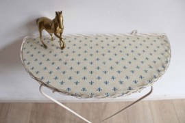 Romantisch wandtafeltje met spiegel. Vintage  kaptafeltje/ spiegeltje met planchet.
