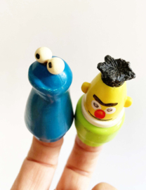 Vintage Fisher-Price poppetjes - Bert en Koekiemonster. Retro Little People Sesamstraat karakters.