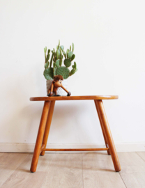 Houten vintage krukje, in de stijl van  Ilmari Tapiovaara.  Retro design kruk/tafeltje