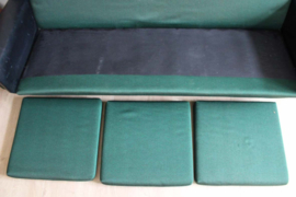 Groene vintage design bank. Retro Mid Century sofa
