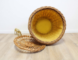 Vintage rotan mand met deksel. Rieten retro wasmand
