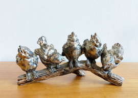 Verzilverde vogeltjes op een tak. Vintage beeldje met 5 vogels