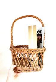 Rieten vintage mand met hengsel. Bohemien rotan flessen mandje