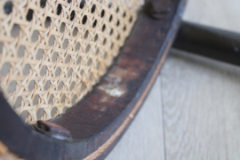 Houten Thonet (?) kinderstoel met webbing zitting. Hoge vintage stoel