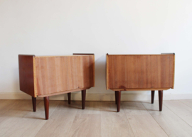 Set vintage nachtkastjes op slanke pootjes. Houten retro Mid Century kastjes