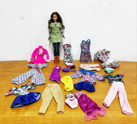 Vintage Barbiepop met extra kleertjes. Retro speelgoed pop met kleding