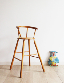 Houten vintage kinderstoel van Kibofa. Hoge retro spijlenstoel