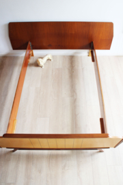 Houten vintage bedframe. Mid Century retro design bed / twijfelaar