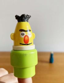 Vintage Fisher-Price poppetjes - Bert en Koekiemonster. Retro Little People Sesamstraat karakters.