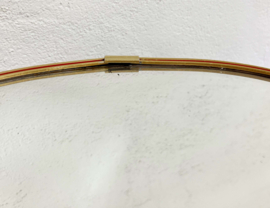 Vintage spiegel in gouden lijst. Retro wandspiegeltje