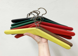 8 vintage kledinghangers van skai leer. Set retro kleerhangers